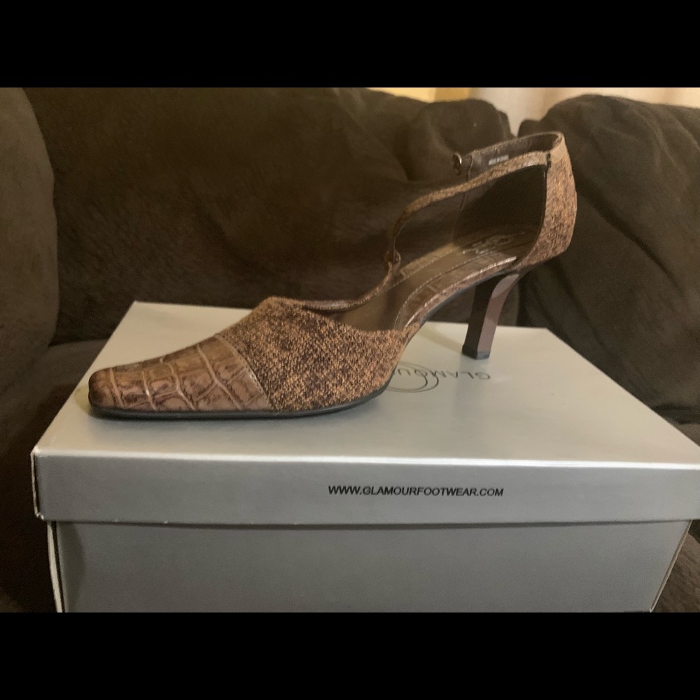 Dress shoes with T strap